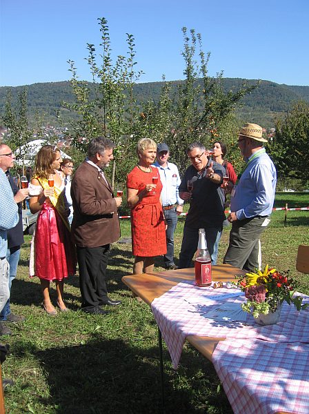 Besucher genießen den Apfelsecco