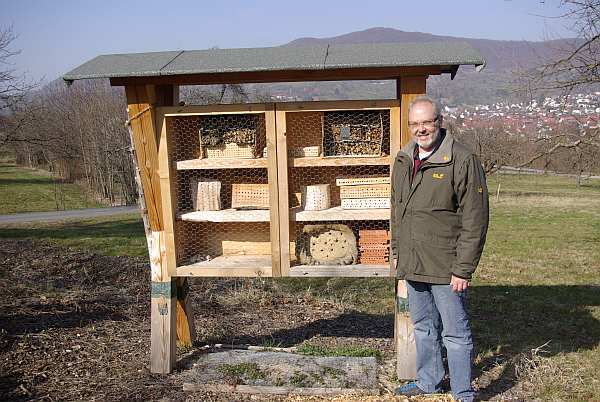 Norbert Tobisch vor dem bestückten Wildbienenhaus "Rosstrieb"